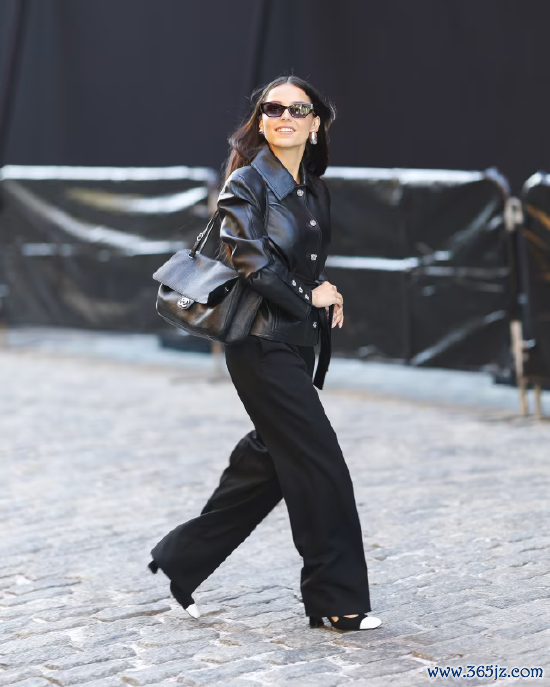 女演员英德・纳瓦雷特身着玄色皮夹克、黑长裤、墨镜，手提香奈儿手袋出镜。香奈儿近期大刀阔斧新生手袋产物线，市集反响强烈。